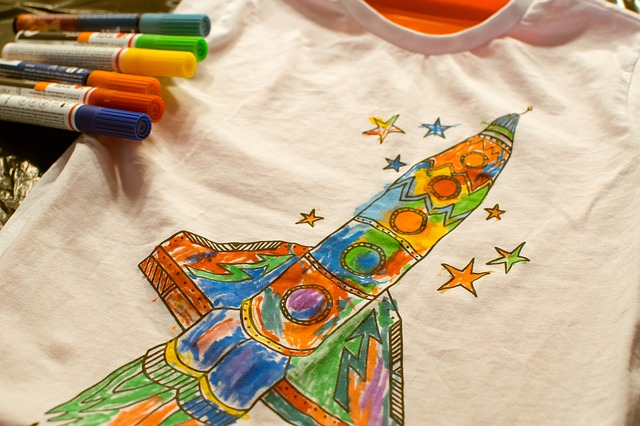ロケットの絵を描いたオリジナルTシャツ