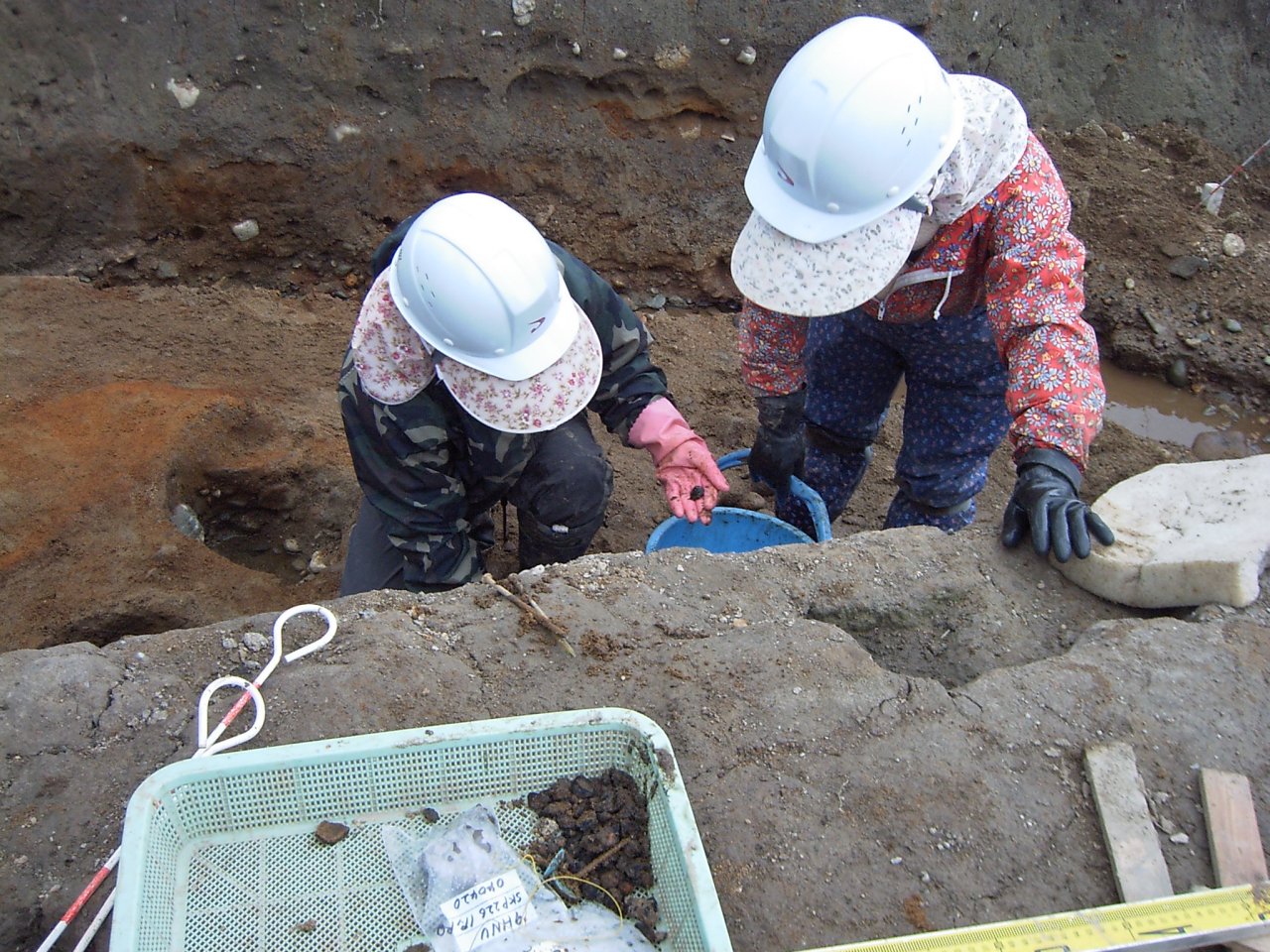 遺跡発掘作業を行う2人の女性スタッフ