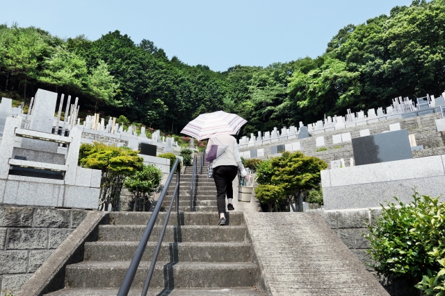 墓地の階段を登る女性