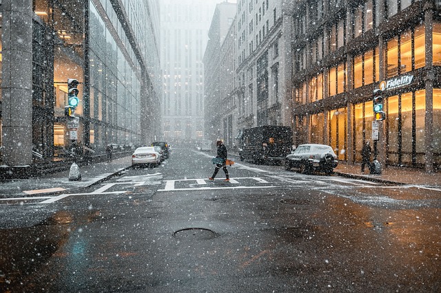 雪の舞う道路