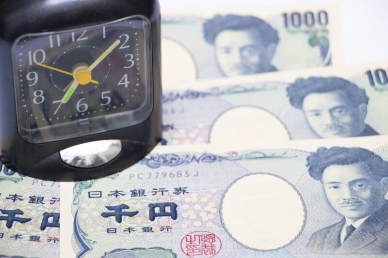 千円札と時計