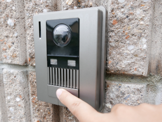 インターホンを押す手