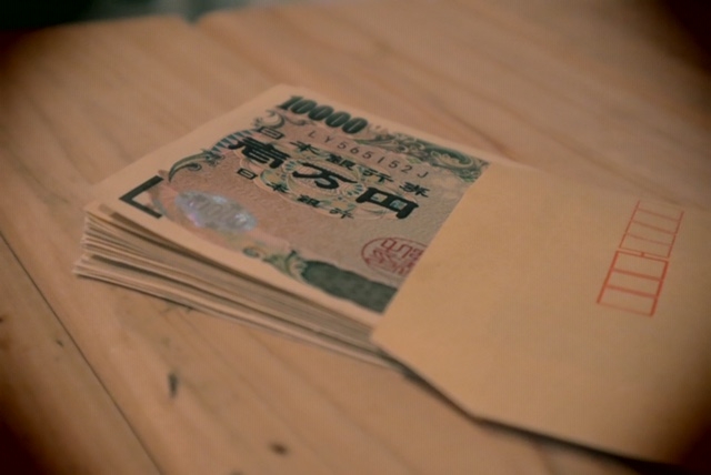 封筒の入った1万円札の束