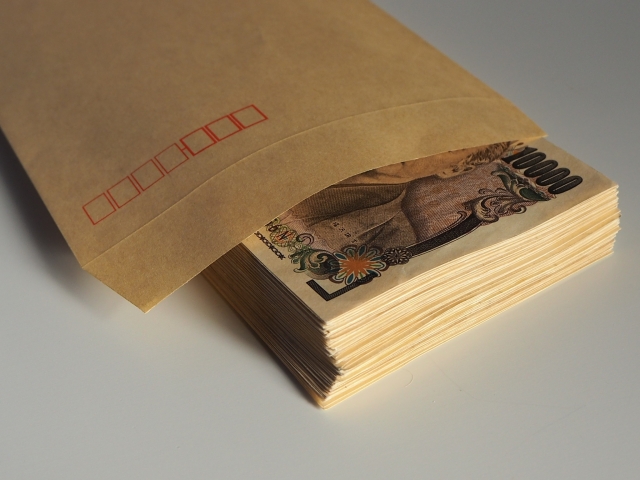 封筒に入った1万円札の束