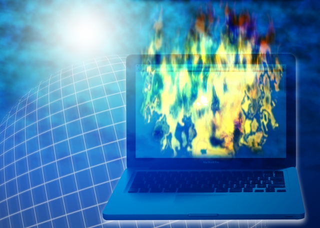 炎上するパソコンの画面
