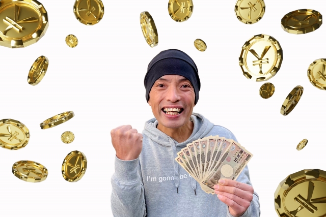 投げ銭を手にして喜ぶ男性