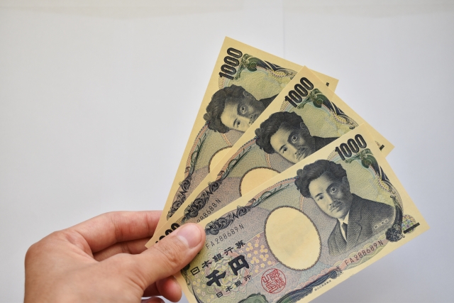 千円札を持つ手