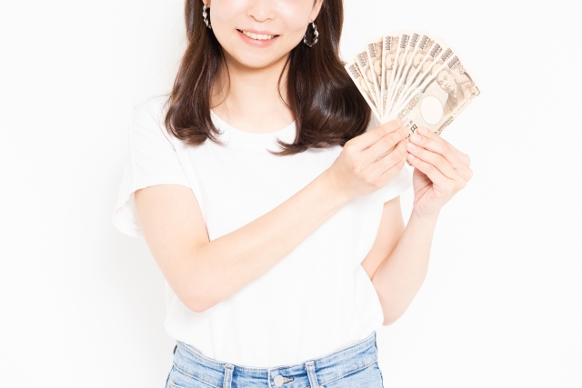 1万円札を持つ女性
