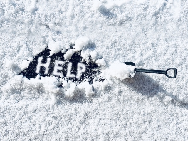 雪に描かれた「HELP」の文字