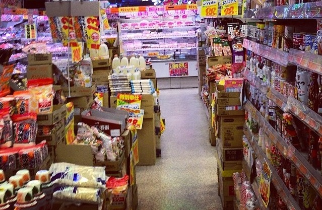 スーパーの一般食料品売り場