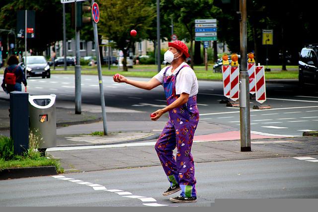 公道でジャグリングをする大道芸人
