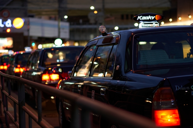 夜の街に並ぶタクシーの列