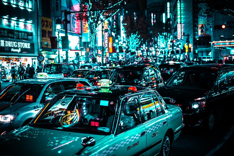 渋谷の街で停車するタクシー