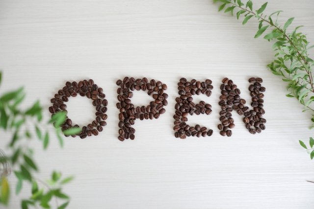 コーヒー豆で描いた「OPEN」の文字