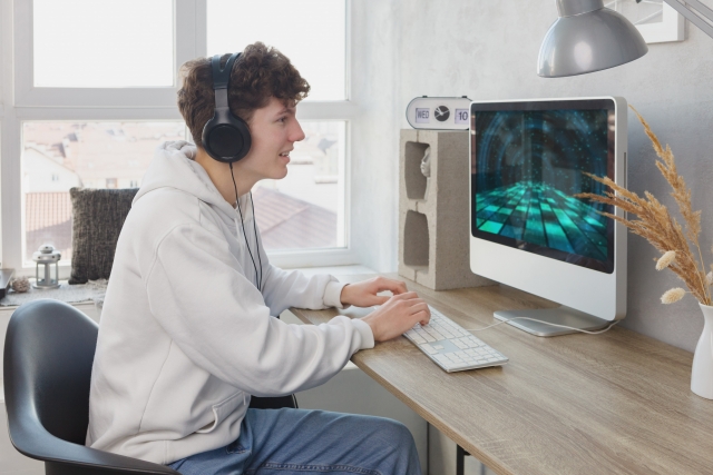 PCゲームをプレイする若い男性