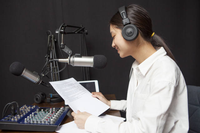 ラジオ番組の収録を行う女性