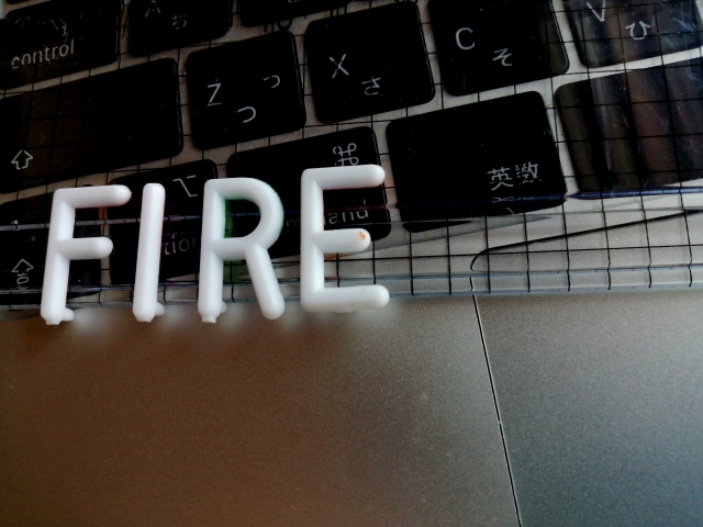 パソコンのキーボードと「FIRE」の文字