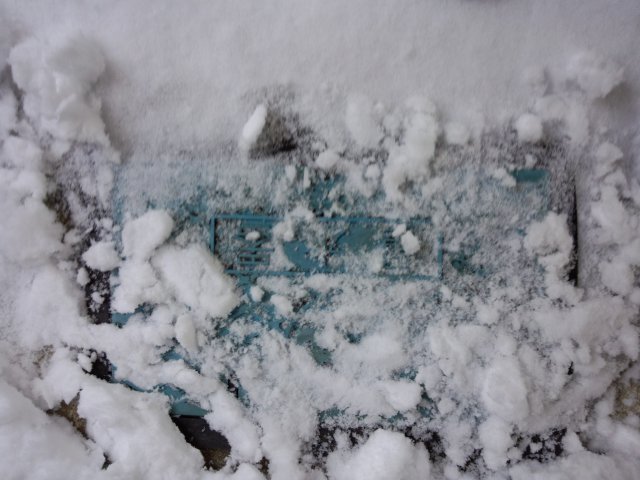 雪に埋もれた量水器