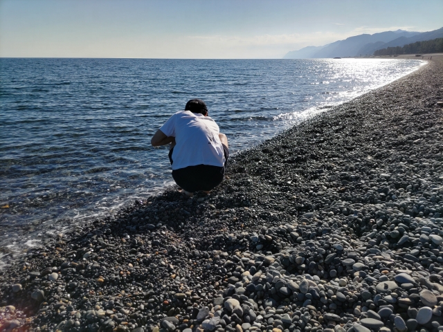 ヒスイ海岸で翡翠を探している男性