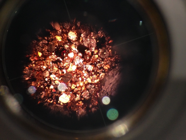 ルーペで拡大した隕石の結晶構造