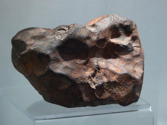 ケースに陳列された鉄隕石