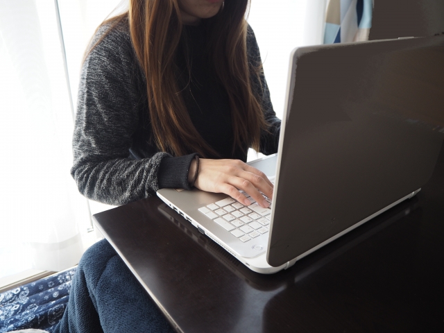 自宅でパソコンを操作する女性