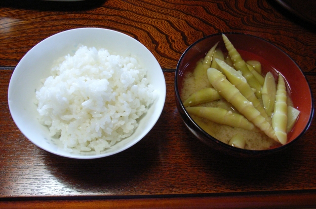 笹タケノコの味噌汁とご飯