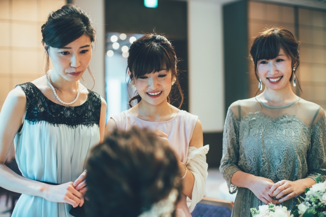 新婦と談笑する友人たち