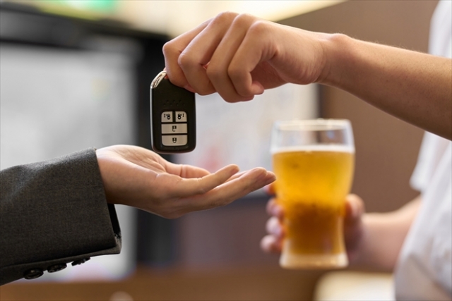 運転代行ドライバーに車のキーを預ける
