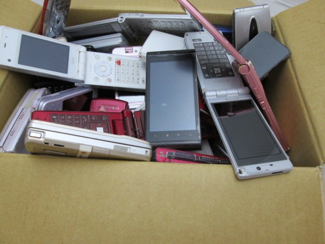 段ボール箱に入ったたくさんの携帯電話