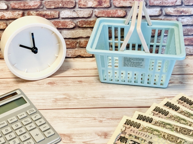 買い物カゴと時計とお金と電卓
